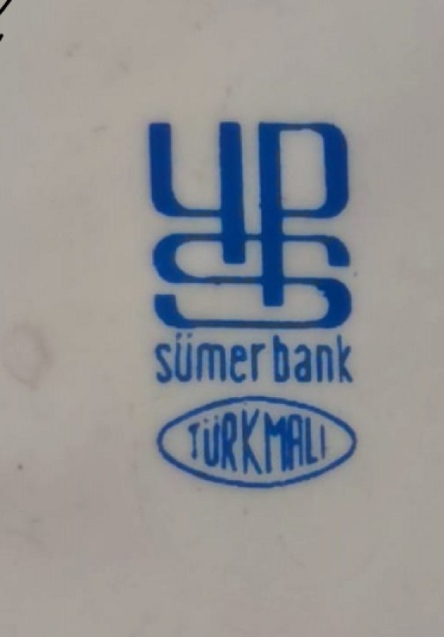 thumb1960 BEYAZ PORSELEN SUMERBANK İCERSİ CİCEK DESENLİ KÜL TABLASI KENARLAR VE SIGARA YERLE ALTIN EL CEKME