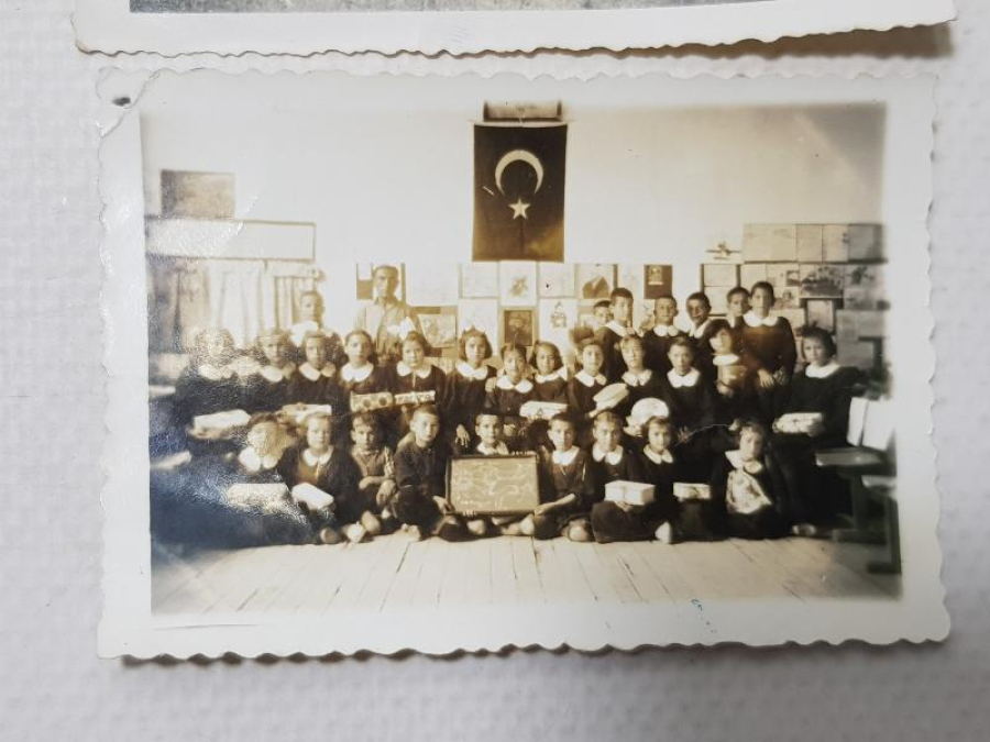 thumbİLKOKUL ÖĞRENCİLERİ VE İZCİLER KONULU İKİ ADET FOTOĞRAF